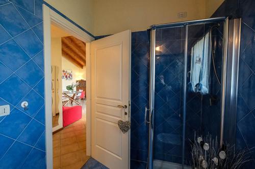 佩斯基耶拉德爾加爾達的住宿－Appartamento Flori - Lake Garda，浴室设有蓝色瓷砖淋浴。