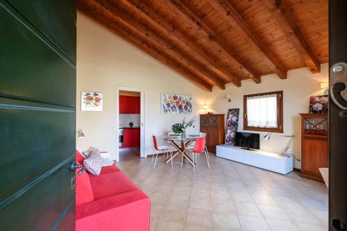 佩斯基耶拉德爾加爾達的住宿－Appartamento Flori - Lake Garda，客厅配有红色的沙发和桌子