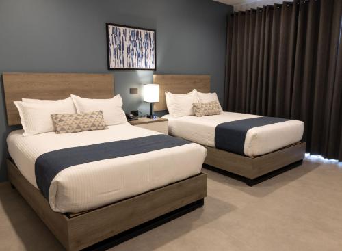two beds in a hotel room at TH HOTEL & VIVIENDA in Tepatitlán de Morelos
