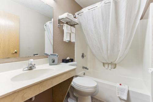 biała łazienka z umywalką i toaletą w obiekcie Super 8 by Wyndham Uniontown PA w mieście Uniontown