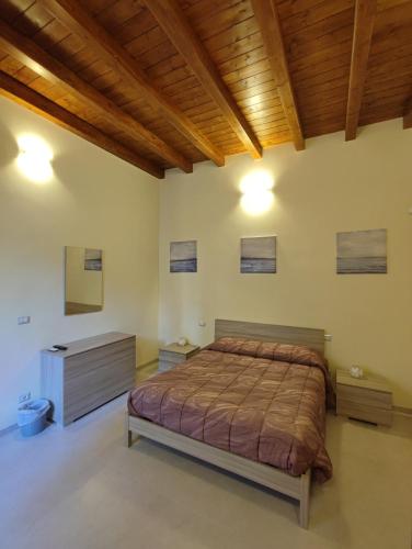 a bedroom with a bed and a wooden ceiling at IN CENTRO Rooms and Apartments in Isola del Liri