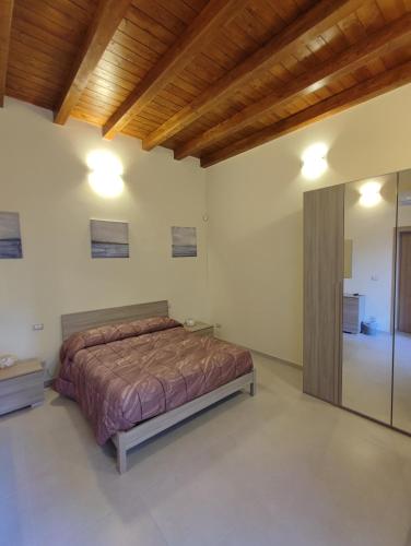 a bedroom with a bed and a wooden ceiling at IN CENTRO Rooms and Apartments in Isola del Liri