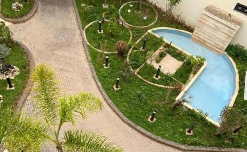 Sea view apartments في الدار البيضاء: اطلالة علوية على مسبح في حديقة