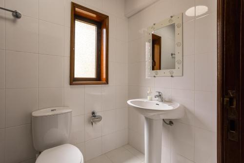 Ένα μπάνιο στο Home Out Vila do Lince - 8 Ensuite, Heated Pool & Gym - Marina Vilamoura