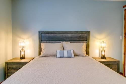 een slaapkamer met een groot bed met 2 lampen bij Cozy Mountain Home Studio 8 Mi to Bull Shoals Lake in Mountain Home