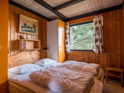 een slaapkamer met 2 bedden in een kamer met een raam bij Holiday home Fanø LXXIX in Fanø