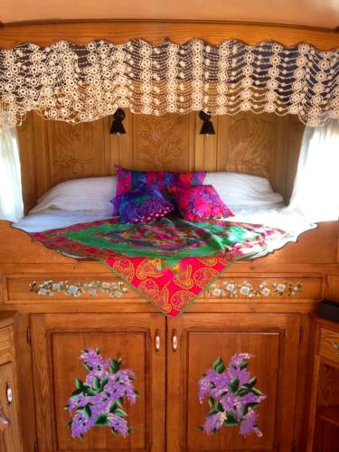 - un lit avec une couette dans l'établissement Bungalow confortable à Saintes-Maries-de-la-Mer avec piscine, à Saintes-Maries-de-la-Mer