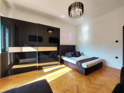 Un pat sau paturi într-o cameră la Mini Palais - Beachfront, 5 min center, terrace