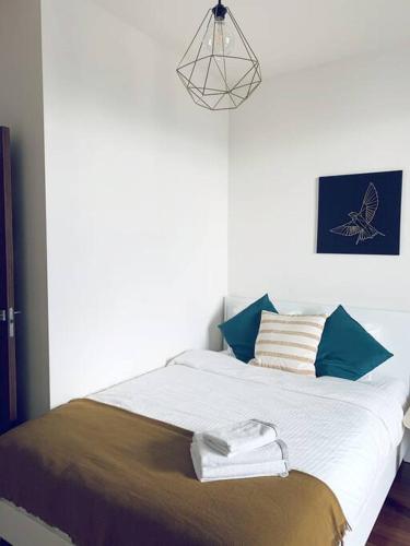sypialnia z łóżkiem z ręcznikami w obiekcie Luxurious Holiday Apartment in Warsaw w Warszawie
