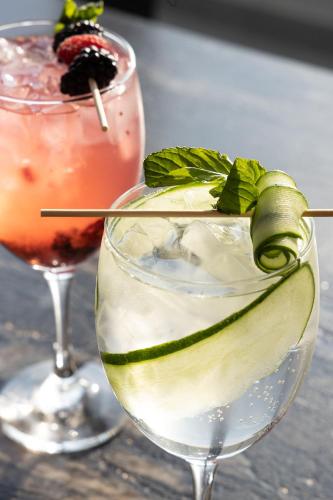 two cocktails sitting on a table with a drink at TH HOTEL & VIVIENDA in Tepatitlán de Morelos