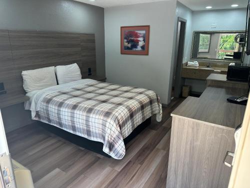 Habitación de hotel con cama y lavabo en Budget Inn Express en Columbia