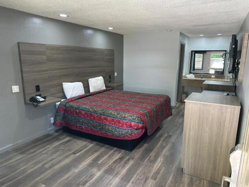 Habitación de hotel con cama y lavabo en Budget Inn Express, en Columbia
