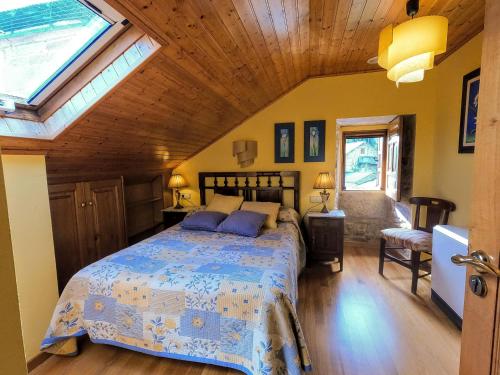 - une chambre avec un lit et une lucarne dans l'établissement CASA DE VERDES Turismo Rural, à San Pelayo