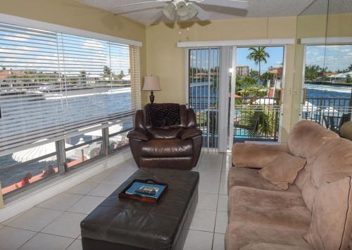 - un salon avec un canapé et une chaise dans l'établissement Aloha Condominium On the Intracoastal-Walk to the Beach, à Pompano Beach