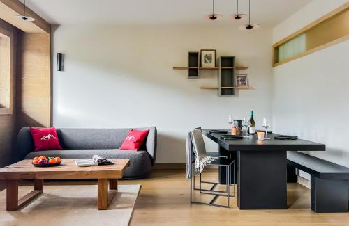 un salon avec un canapé et une table dans l'établissement Stallion d15 MEGEVE, à Megève