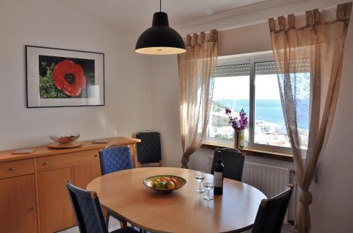 comedor con mesa y ventana en SALEMA - Amazing View Apartment, en Salema