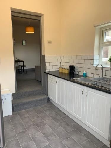 Kuchyň nebo kuchyňský kout v ubytování Balfour - Beautiful refurbished spacious 3 bedroom Gateshead flat