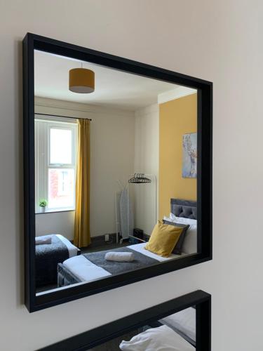 Balfour - Beautiful refurbished spacious 3 bedroom Gateshead flat tesisinde bir odada yatak veya yataklar