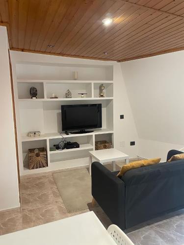 a living room with a couch and a flat screen tv at Apartamento vacacional en O Grove in O Grove
