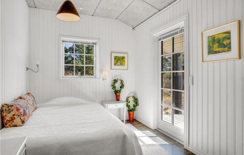 una camera bianca con un letto e due finestre di Nice Home In Hirtshals With Wifi a Hirtshals