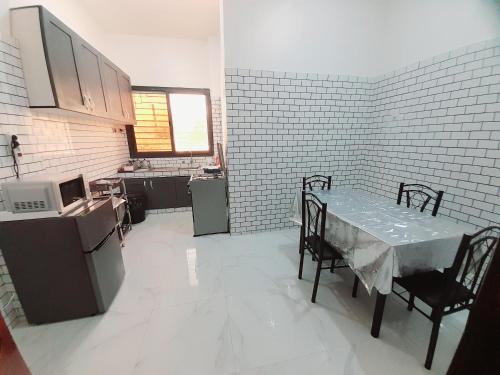 a kitchen with a table and chairs in it at Appartement meublé à Saint-Louis in Saint-Louis