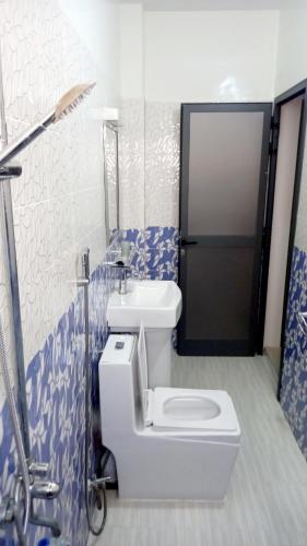 a bathroom with a toilet and a sink at Appartement meublé à Saint-Louis in Saint-Louis