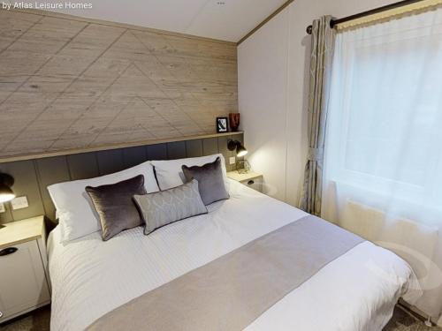sypialnia z dużym białym łóżkiem z 2 poduszkami w obiekcie Sherwood Lodge w mieście Cheddar