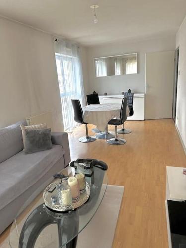 un salon avec un canapé et une table dans l'établissement Appartement t2 au chartrons, à Bordeaux