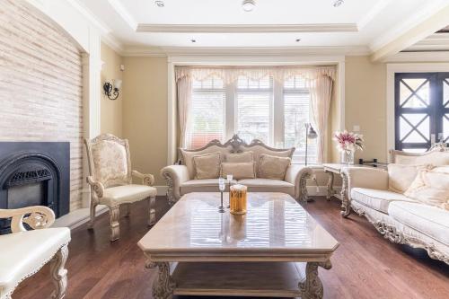 sala de estar con mesa y chimenea en Mike's Luxury House, en Vancouver