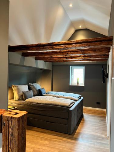 1 dormitorio con 1 cama con techo de madera en Ferienhaus Rost, en Volkach