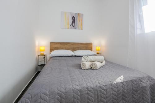 ein Schlafzimmer mit 2 Betten und Handtüchern darauf in der Unterkunft Lovely apartment M&K in peaceful area - Zadar in Zadar