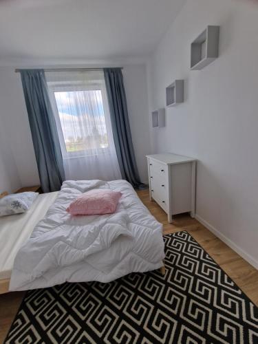 um quarto com uma cama e uma janela em Oława Chabrów em Olawa
