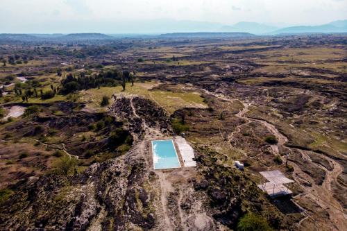 eine Luftansicht einer Insel inmitten eines Berges in der Unterkunft Hotel Estrella Casa del Ángel in La Victoria