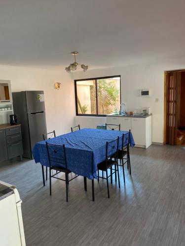 - une cuisine avec une table bleue et des chaises dans la chambre dans l'établissement Casona Litril, à Dichato