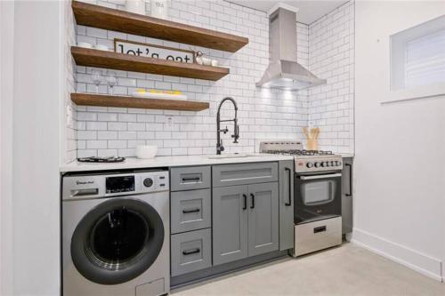 Küche/Küchenzeile in der Unterkunft Lux Stay's Modern Loft Style Tiny Home in ATL