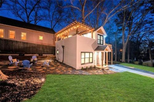 Ein Garten an der Unterkunft Lux Stay's Modern Loft Style Tiny Home in ATL