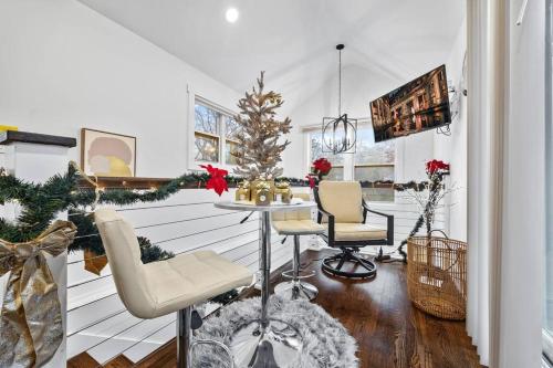 Ein Sitzbereich in der Unterkunft Lux Stay's Modern Loft Style Tiny Home in ATL