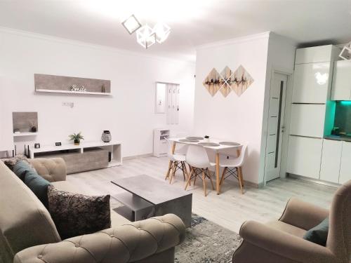 a living room with a couch and a table at Happy Home in Târgu-Mureş