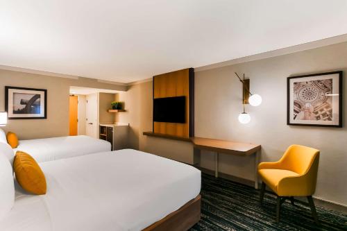 Телевизор и/или развлекательный центр в Best Western Premier the Central Hotel & Conference Center