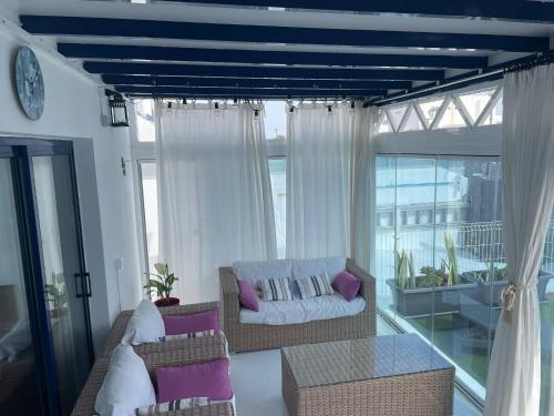 een woonkamer met een bank en een tafel bij Villa Eclips in Playa Blanca