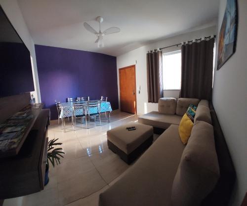 sala de estar con sofá y mesa en Condominio dos Lagos Capitolio 01, en Capitólio