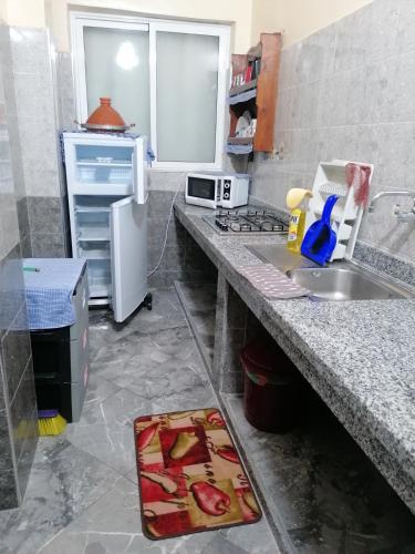 kuchnia ze zlewem i lodówką w obiekcie Le bel abri w mieście Meknès