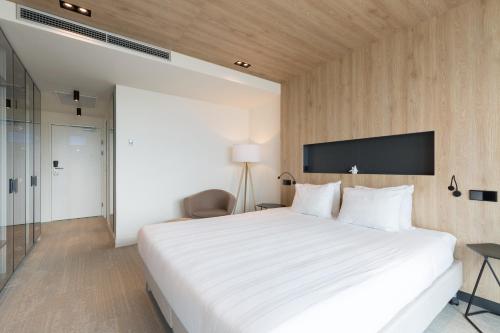 Ein Bett oder Betten in einem Zimmer der Unterkunft Leonardo Royal Hotel Den Haag Promenade