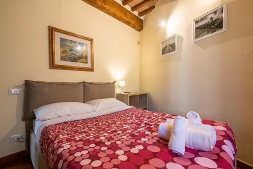 een slaapkamer met een bed met handdoeken erop bij Appartamento La Torre Pendente in Pisa