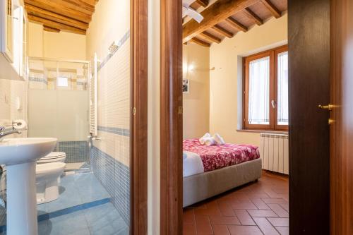 een badkamer met een bed, een toilet en een wastafel bij Appartamento La Torre Pendente in Pisa