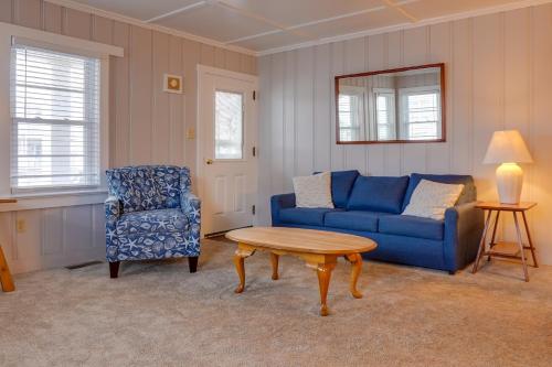 ein Wohnzimmer mit einem blauen Sofa und einem Tisch in der Unterkunft Ocean Terrace Family Apartments in Ocean City