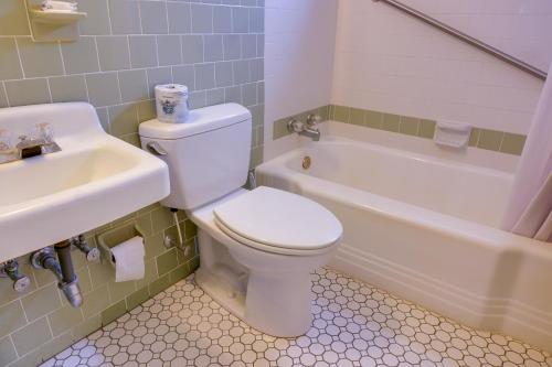 een badkamer met een toilet, een wastafel en een bad bij Ocean Terrace Family Apartments in Ocean City