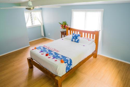 Un dormitorio con una cama con un pastel. en Raintree Gardens - 1 Acre, Ocean Views, Steps from beach en Matei