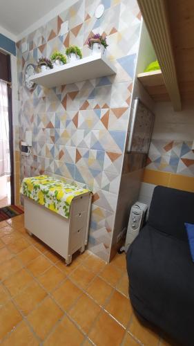 um quarto com uma pequena cama e uma parede em CASA VACANZE DI MARILENA em Vietri