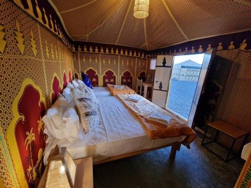 Nkhila Lodge في مراكش: غرفة نوم بسرير كبير في غرفة